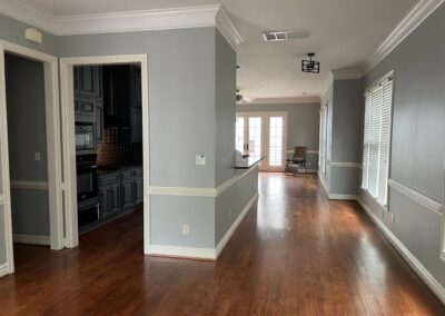 Worker,Joining,Vinyl,Floor,Covering,At,Home,Renovation
